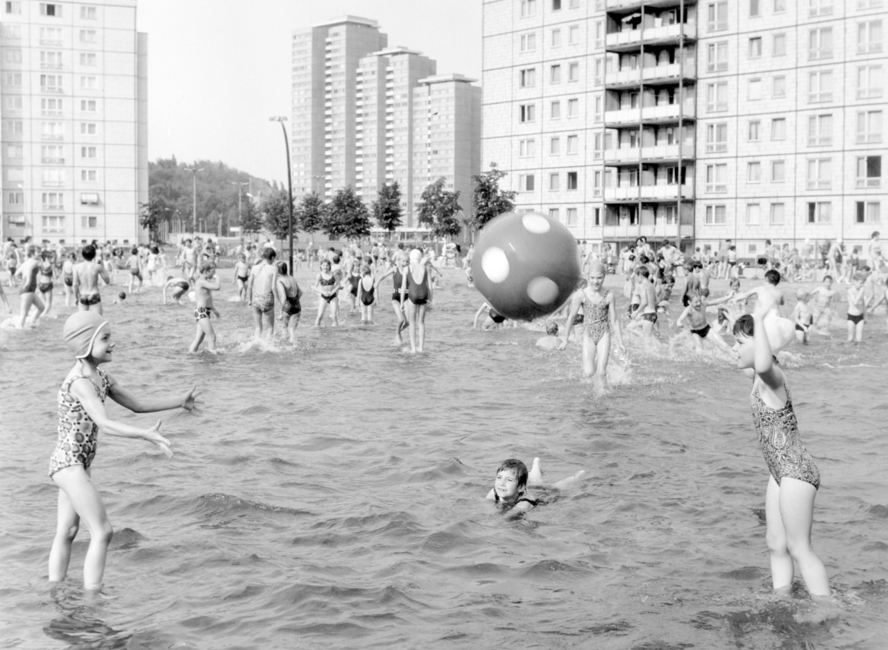 Badespaß in einem riesigen Planschbecken an der Karl-Marx-Allee im August 1973 im Rahmen der in Berlin stattfindenden X. Weltfestspiele der Jugend und Studenten.