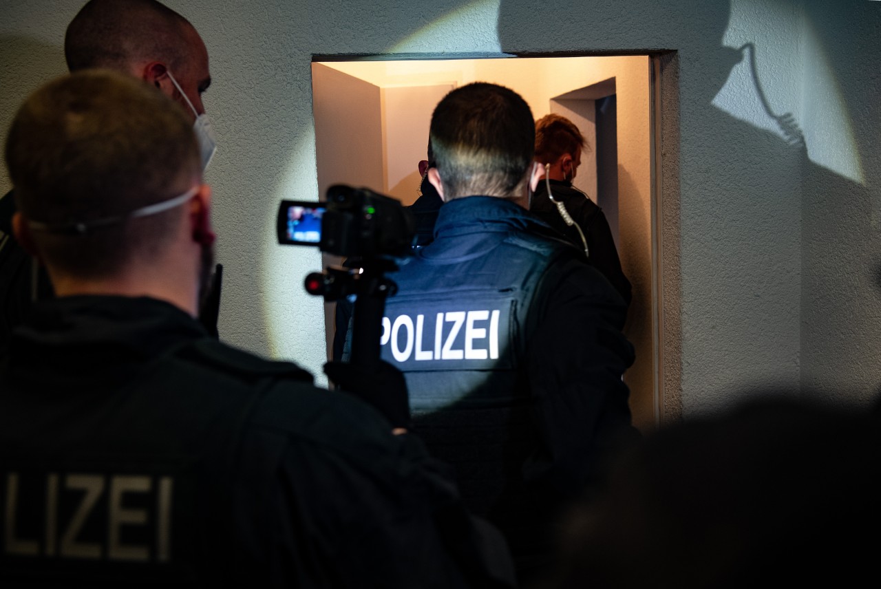 In Steilshoop hat die Polizei Hamburg eine Wohnung durchsucht (Symbolbild). 