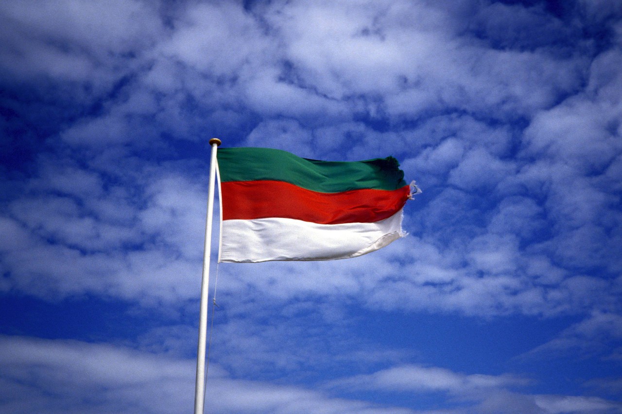 Eine Helgoland-Fahne weht im Wind. 