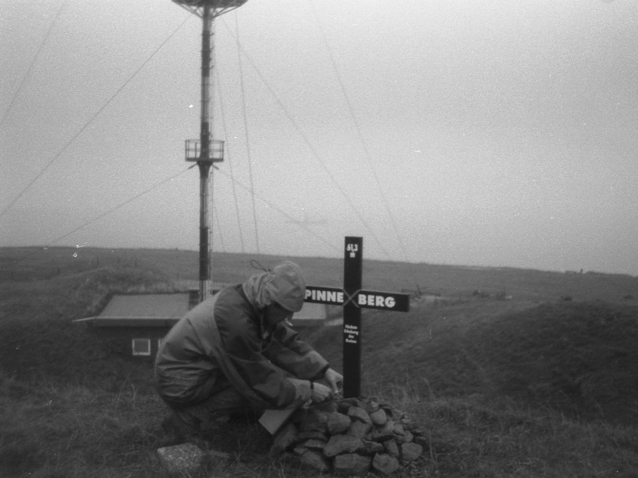 Die fünf Herren stellen am 5. September 1998 auf Helgoland das Gipfelkreuz auf. 