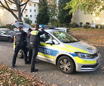 Die Polizei durchsuchte zwei Wohnungen und sicherte die minderjährige Verkäuferin.