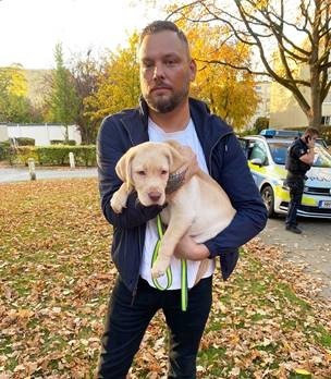 Stefan Klippstein mit dem geretteten Labrador-Welpen.