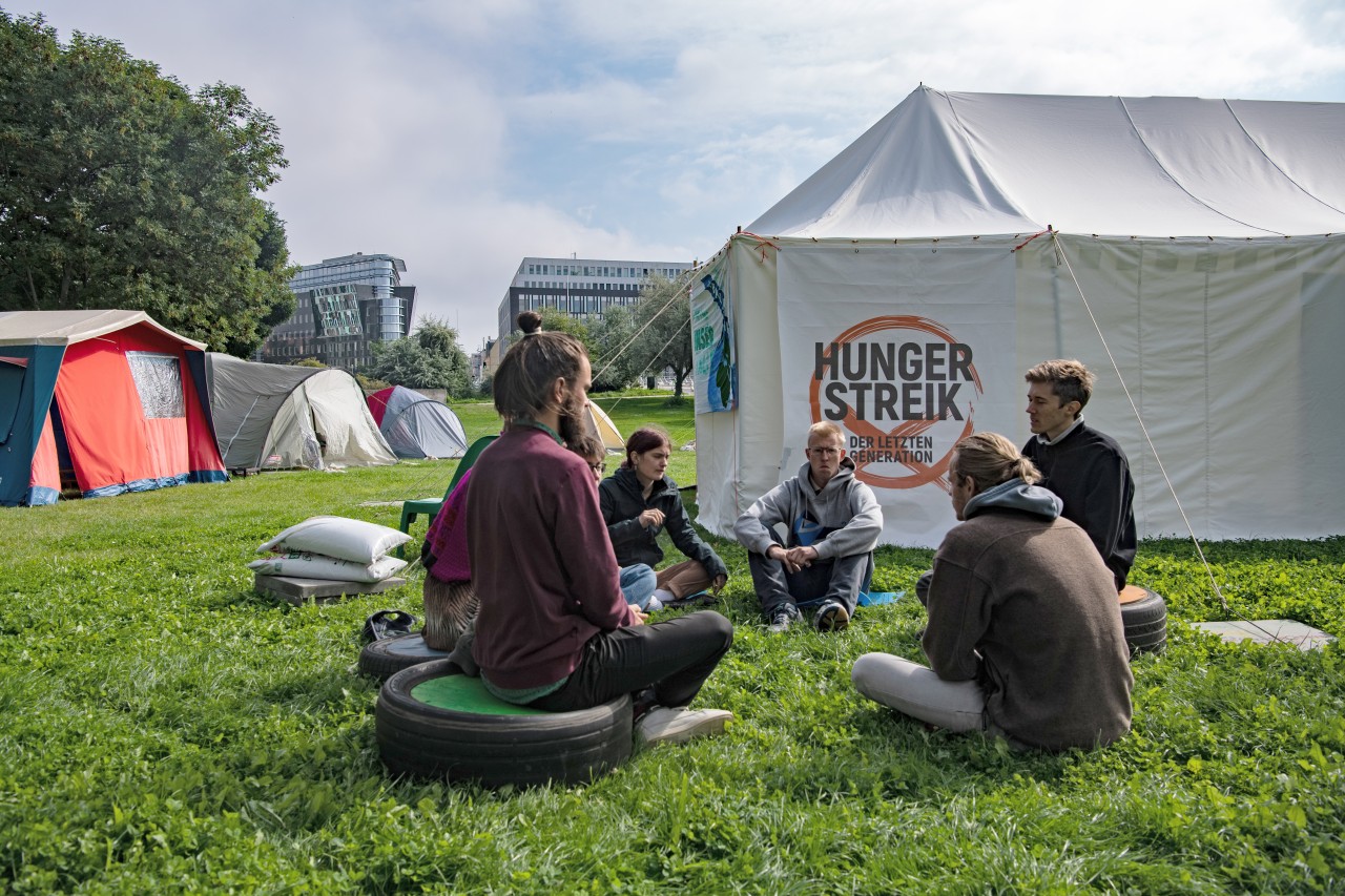 Die Hungerstreikenden sitzen im Berliner Regierungsviertel.