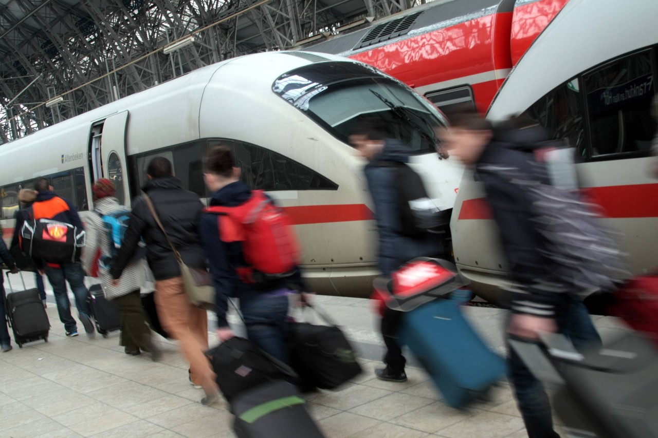 Viele Menschen aus Hamburg kritisieren die Zustände in den Zügen der Deutschen Bahn (Symbolbild)