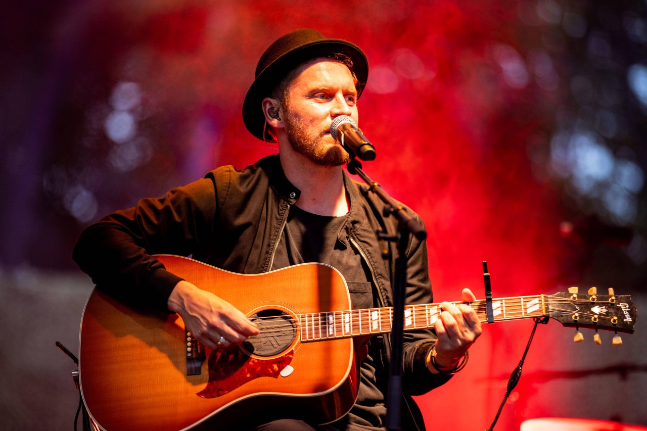 Johannes Oerding bei einem Konzert in Hamburg im Sommer 2020. 