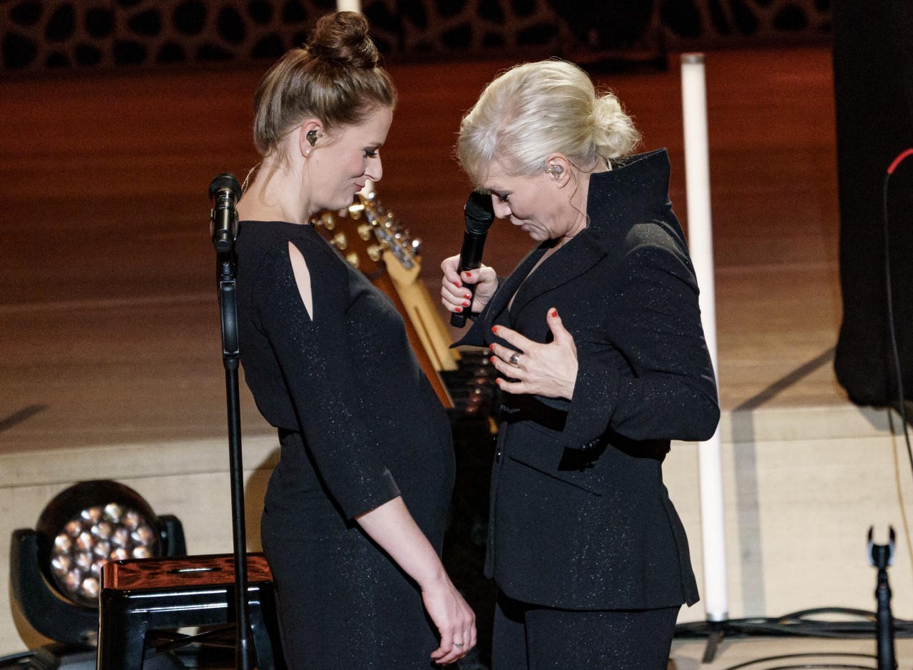 Hamburg: Ina Müller (r.) scherzt bei ihrem „Neu-Neujahrskonzert“ auf der Bühne der Elbphilharmonie mit einer Musikerin der Begleitband.