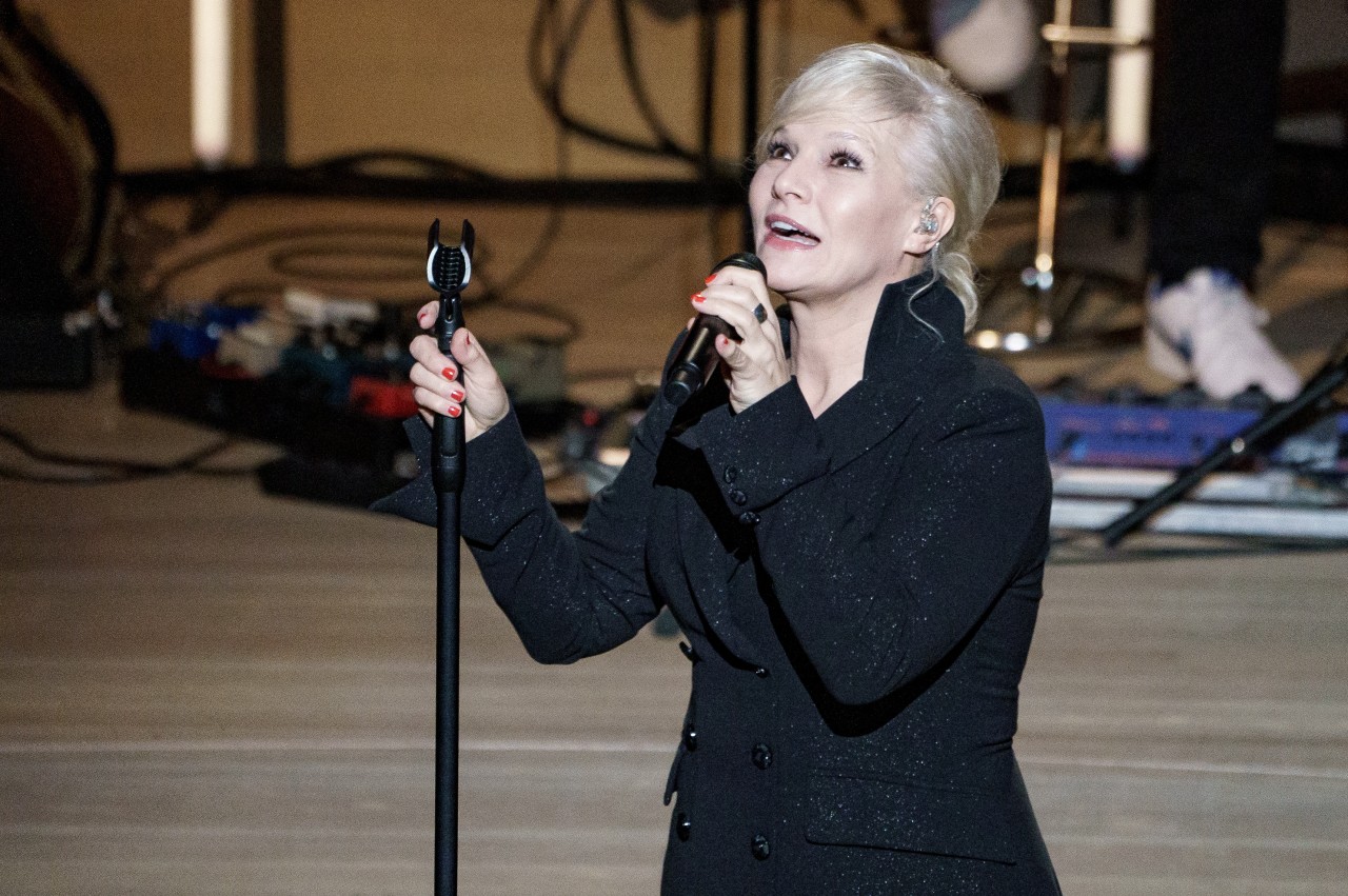 Ina Müller, Sängerin und Musikkabarettistin, steht bei ihrem „Neu-Neujahrskonzert" auf der Bühne der Elbphilharmonie.