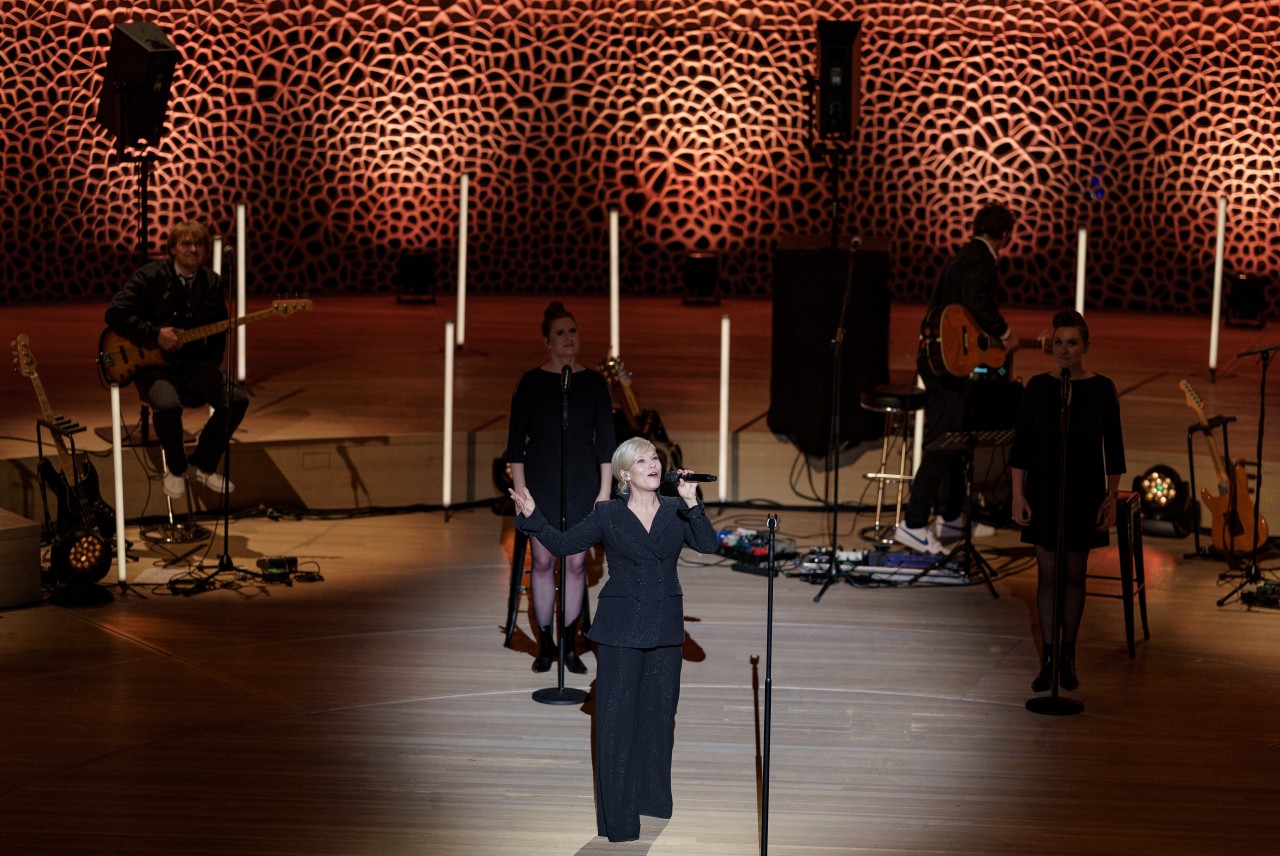 Ina Müller auf der Bühne. Es ist das einzige Konzert ihrer Tour, das stattfinden konnte.