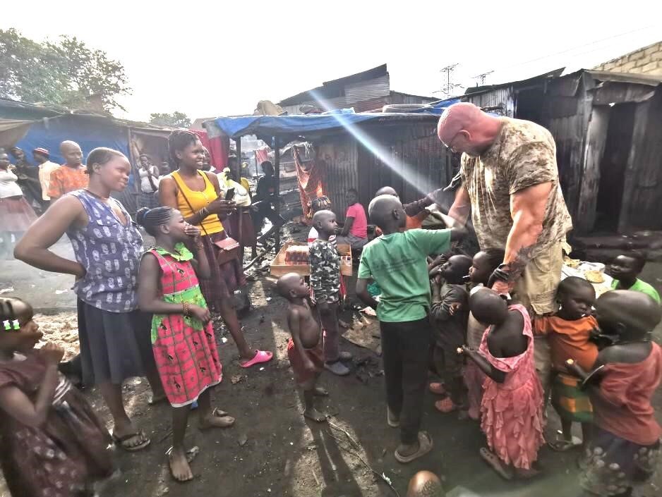 Die Slum-Kinder lieben Jan Karras und nennen ihn „Muzungu“ (weißer Mann).