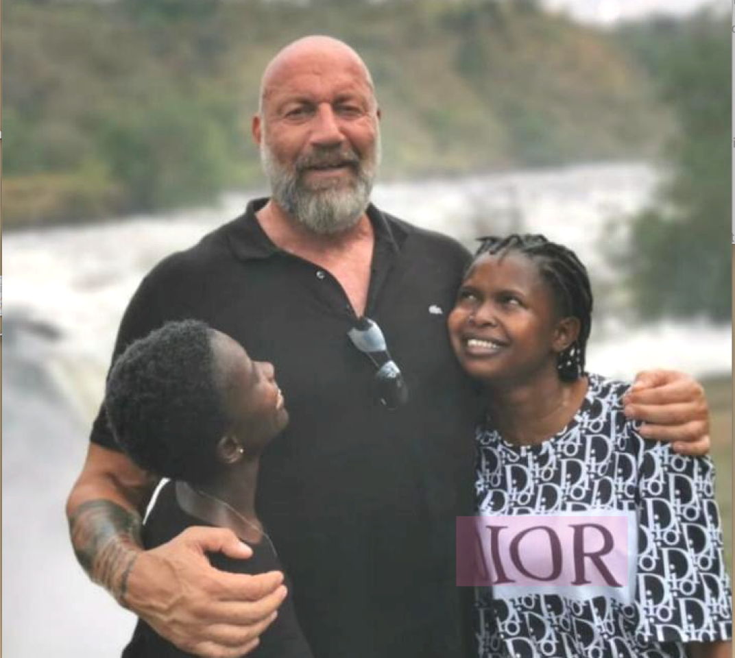 Til Schweigers Ex-Bodyguard Jan Karras hat seine wahre Berufung gefunden. Er hilft den beiden Schwestern beim Aufbau von Waisenhäusern in Uganda.