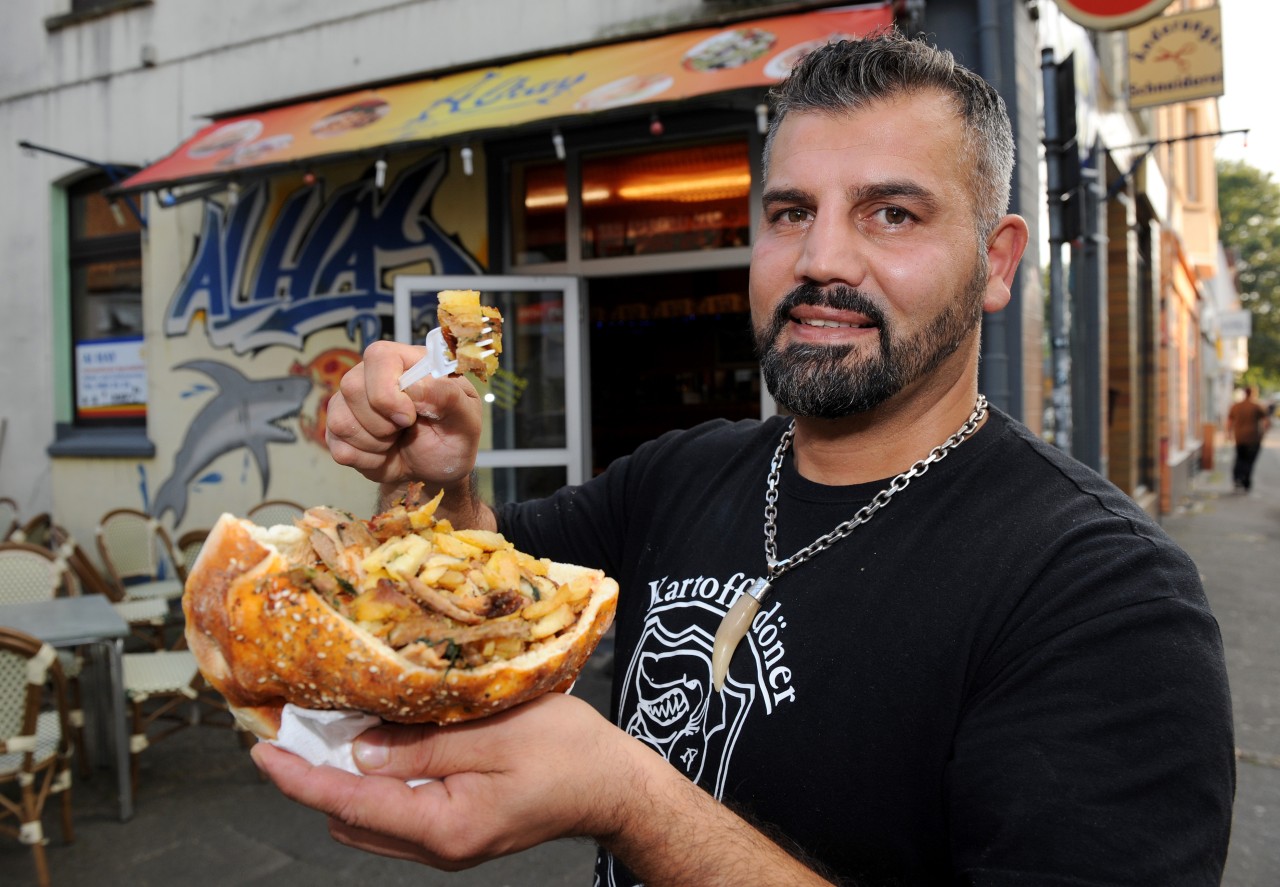 Hani Alhay präsentiert vor seinem Imbiss in Oldenburg (Niedersachsen) eine Kartoffeldöner-Pita (Archivfoto). 