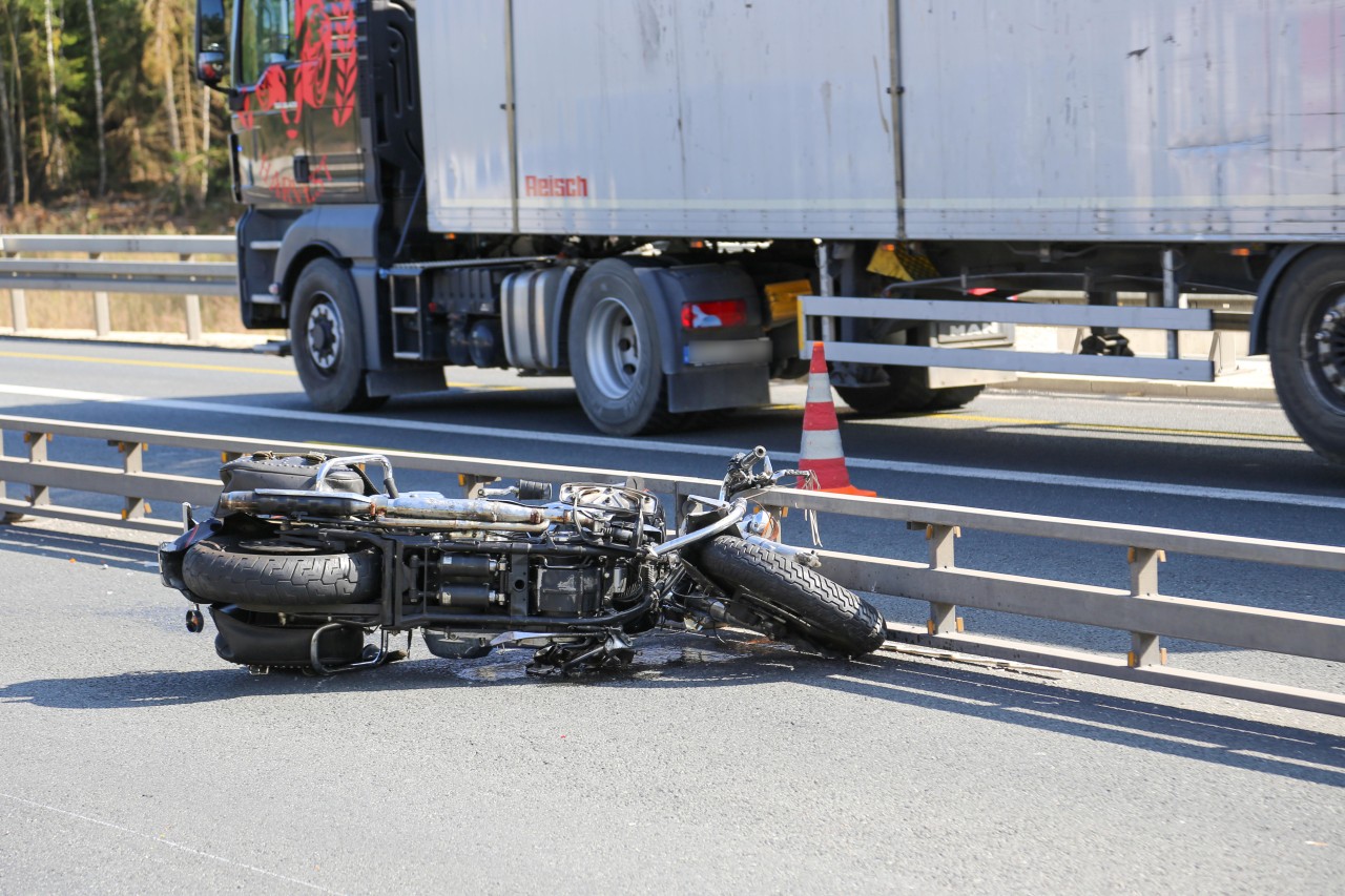 Bei Kiel hatte ein 17-Jähriger einen heftigen Unfall mit dem Motorrad (Symbolbild).