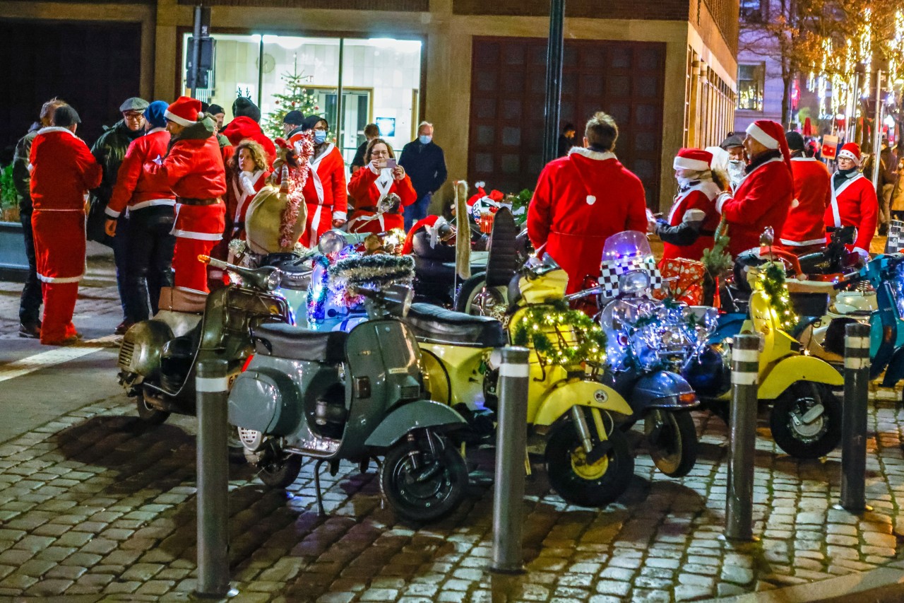 Weihnachtlich geschmückte Motorroller der Marke Vespa stehen nach einer Rundfahrt in der Kieler Innenstadt. 