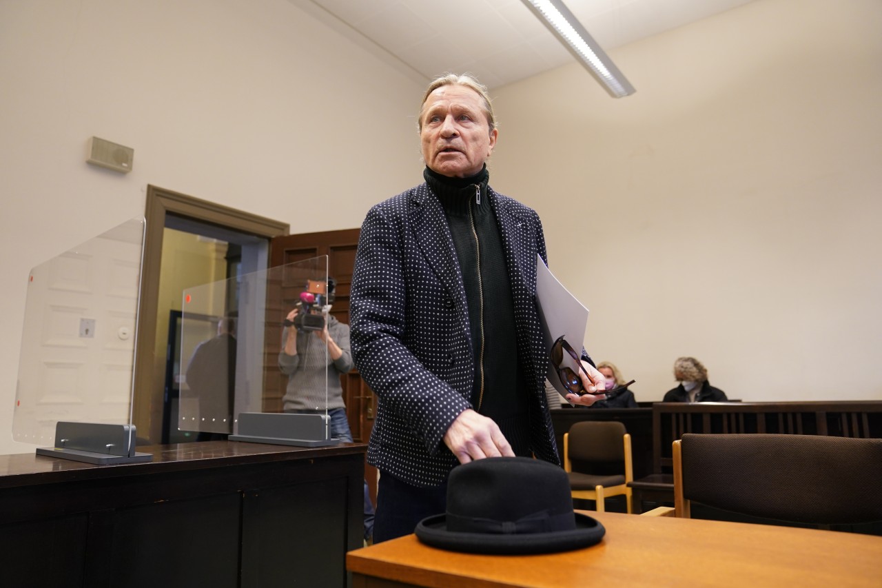 Der Angeklagte Klaus Barkowsky geht im Strafjustizgebäude in Hamburg zu seinem Berufungsprozess. 