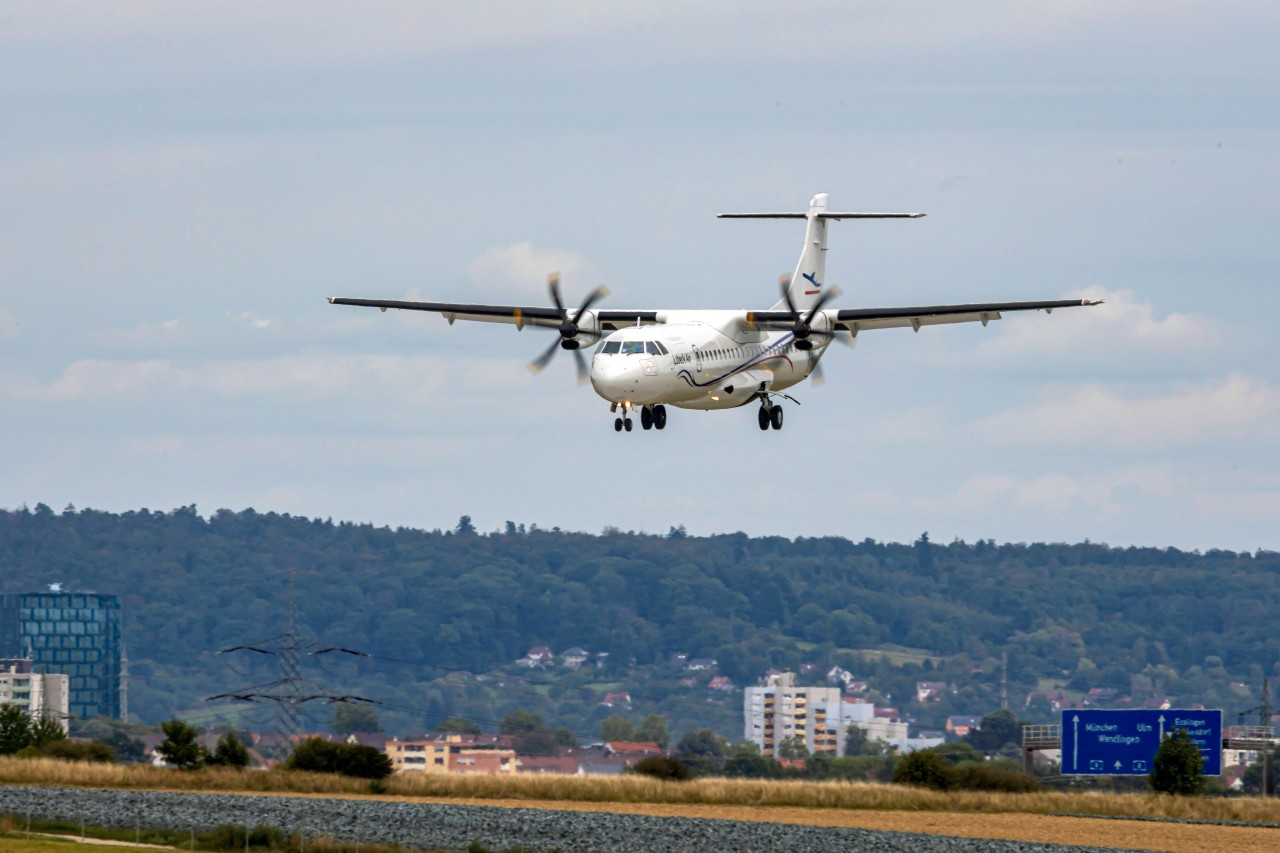 Eine „Lübeck Air“-Maschine im Landenanflug.