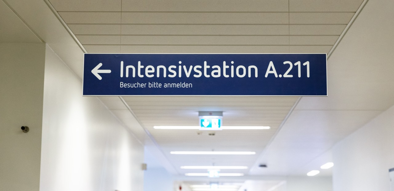 Ein Schild mit der Aufschrift „Intensivstation, Besucher bitte eintreten“ weist im UKSH-Zentraklinikum in Lübeck den Weg.