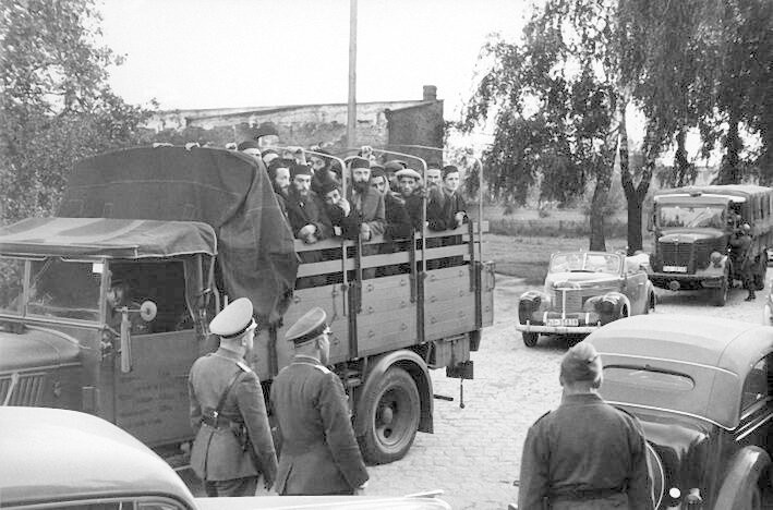 Juden werden zu Zeiten des Nationalsozialismus von den Deutschen in einem Lkw deportiert.