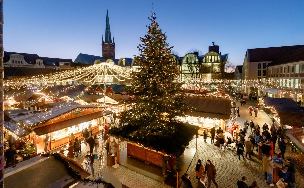 Eine emotionale Aktion gab es auf dem Lübecker Weihnachtsmarkt.