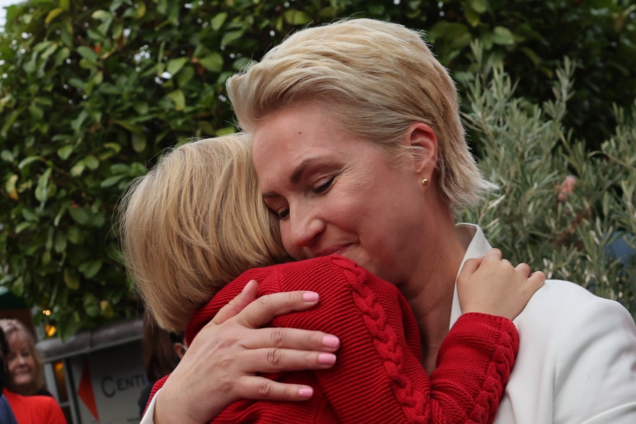 Manuela Schwesig, Ministerpräsidentin von MV, umarmt ihre Tochter Julia bei der Wahlparty der SPD.