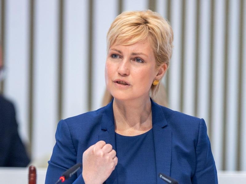 Manuela Schwesig (SPD), die Ministerpräsidentin von Mecklenburg-Vorpommern, gestikuliert.