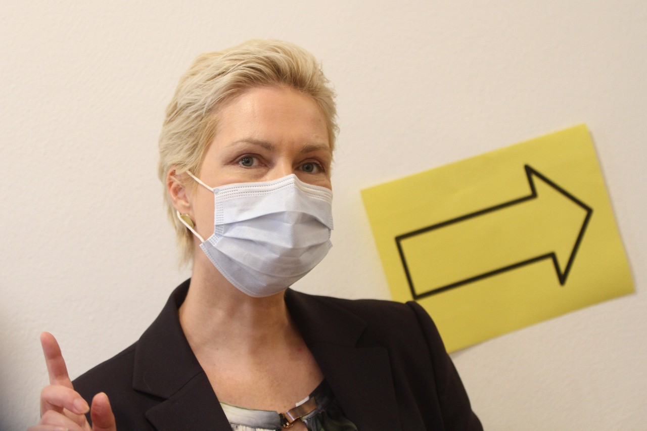 Manuela Schwesig mit Mund-Nasen-Schutz.