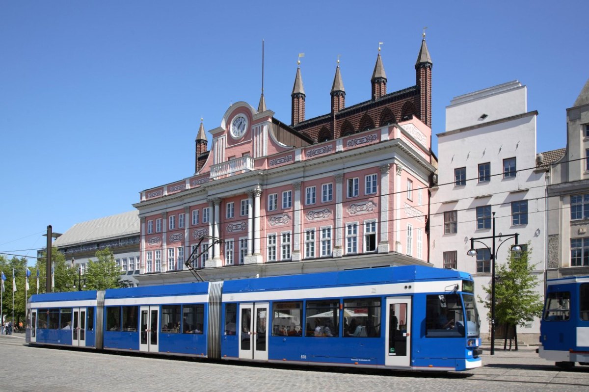 Mecklenburg-Vorpommern Straßenbahn Rostock Mund-Nasen-Schutz Polizei Taschenmesser