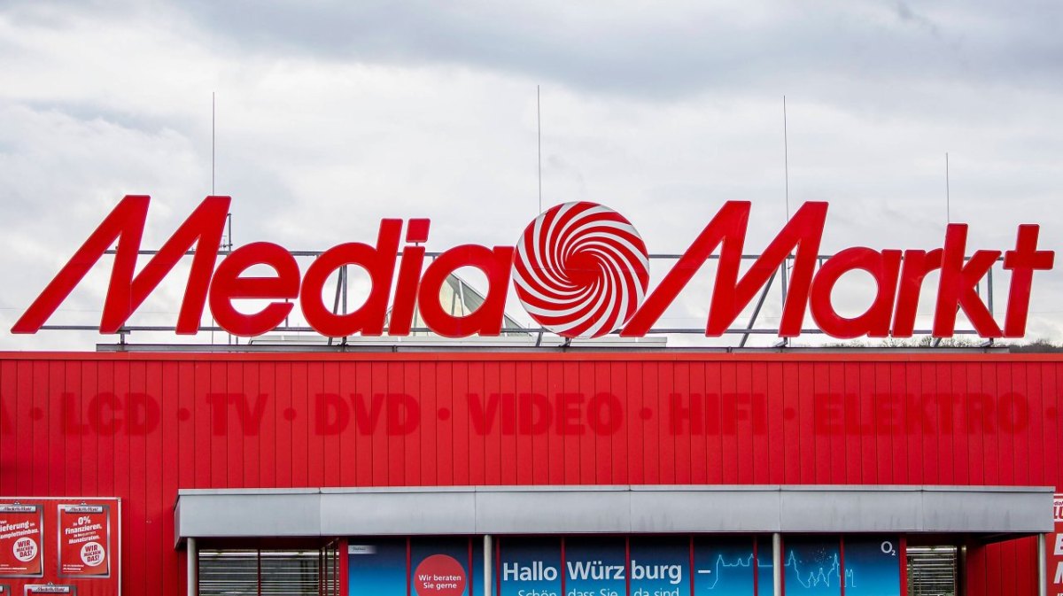 Media Markt Flensburg Maßnahme Plakat Hund Hunde Vierbeiner Hitze Auto Temperaturen Regel Einkaufen