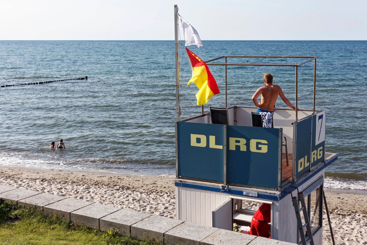Mitglieder der DLRG sorgen am Meer für mehr Sicherheit. 