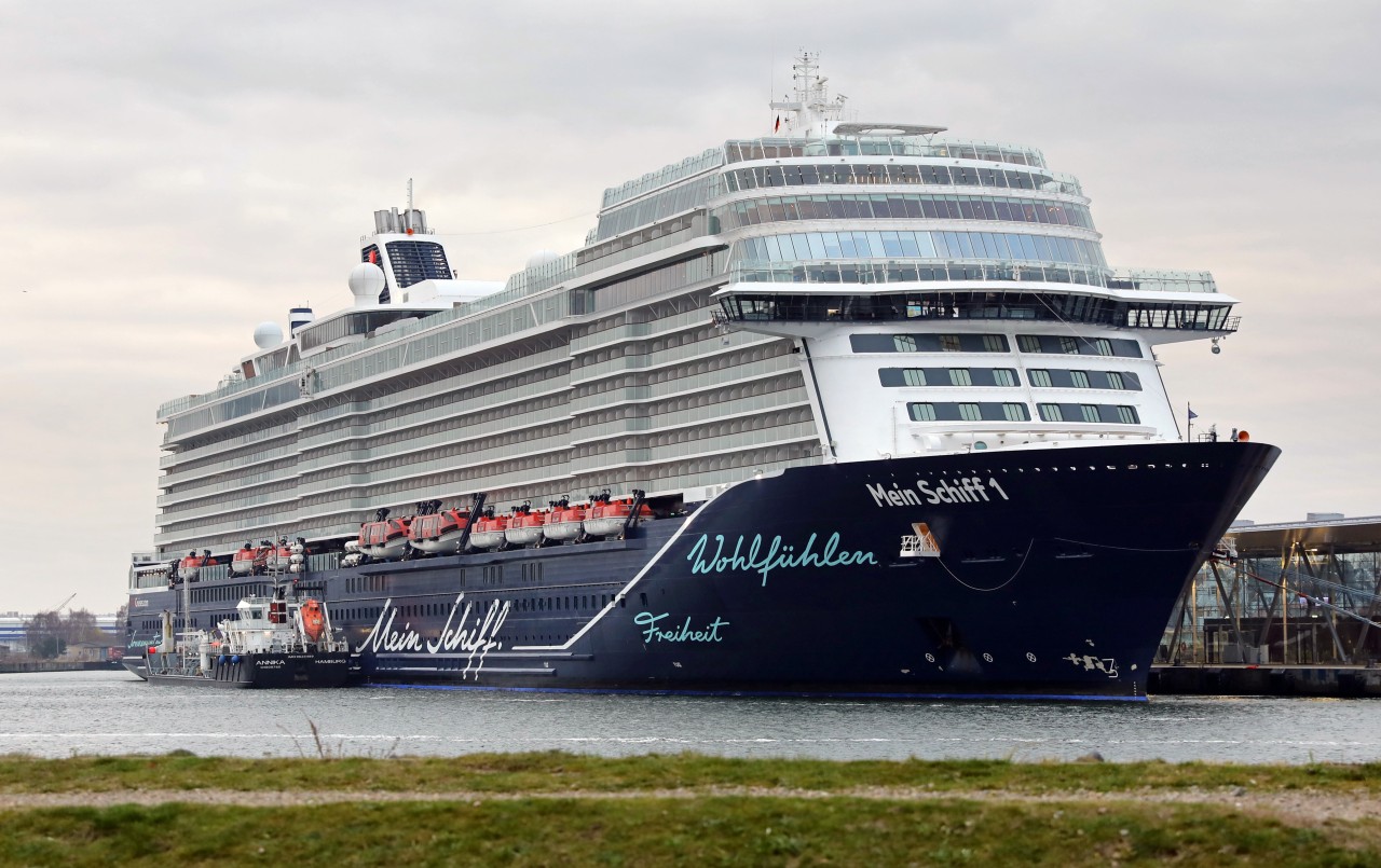 Die „Mein Schiff 1“, hier der Neubau von 2018, liegt vor Anker. (Archivbild)