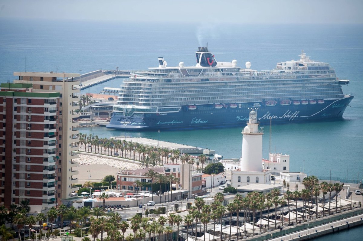 Mein Schiff 2 Landgänge Passagiere.jpg