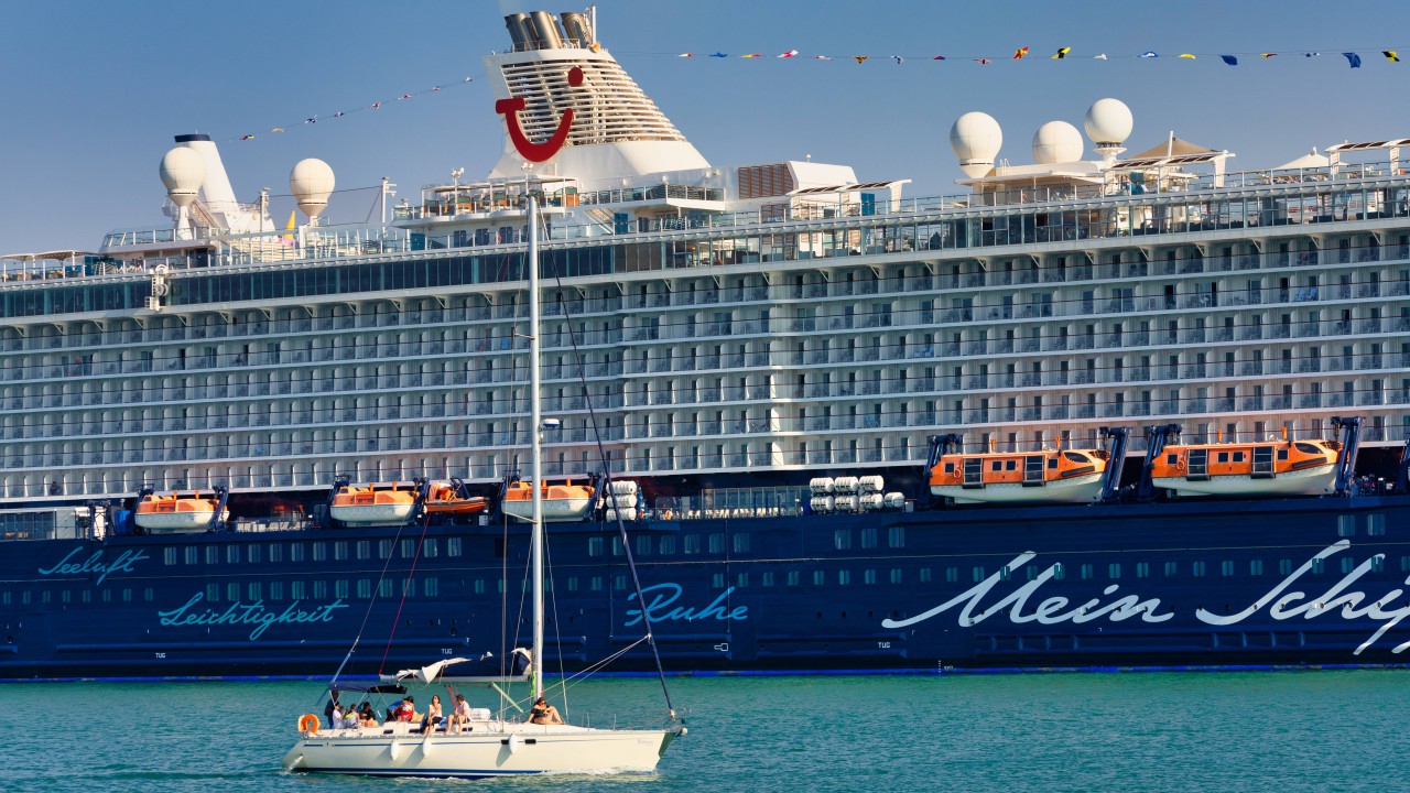 Auf einer Kreuzfahrt mit der „Mein Schiff 5“ hatte ein Passagier ein unschönes Erlebnis mit anderen Gästen (Symbolbild). Auf einer Kreuzfahrt mit der „Mein Schiff 5“ hatte ein Passagier ein unschönes Erlebnis mit anderen Gästen (Symbolbild).