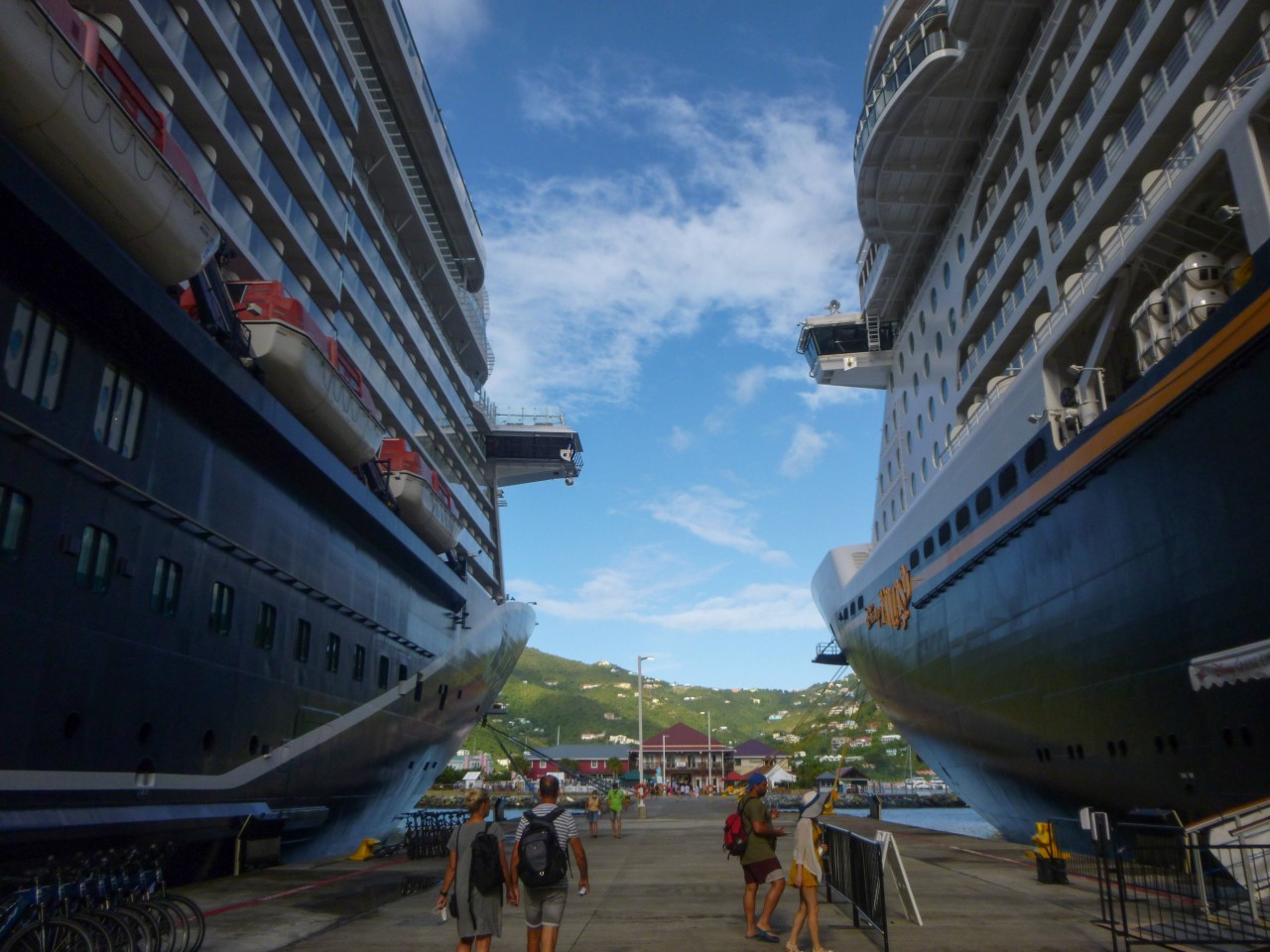 Zwei Kreuzfahrt-Schiffe von Aida und „Mein Schiff“ lagen zusammen im Hafen von Madeira (Symbolfoto).