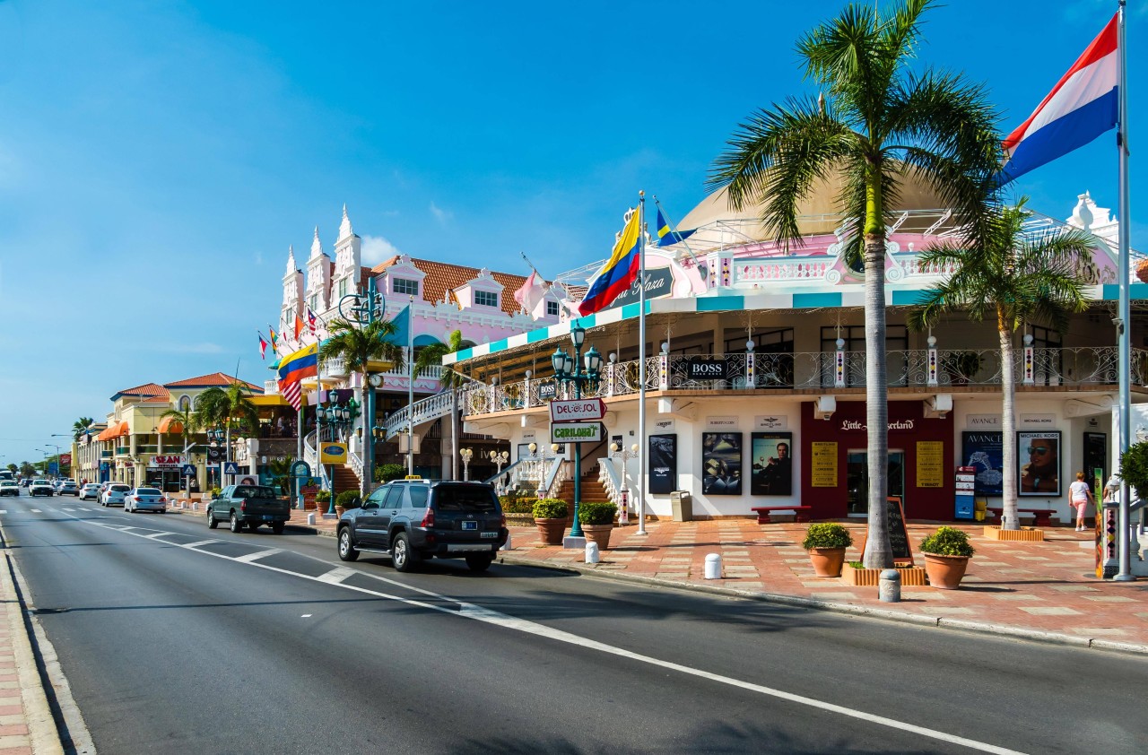 Der Boulevard Lloyd G. Smith in Oranjestad auf Aruba.