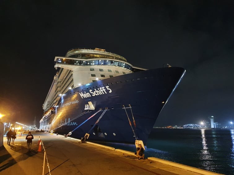 Die „Mein Schiff 5“ bei Nacht.