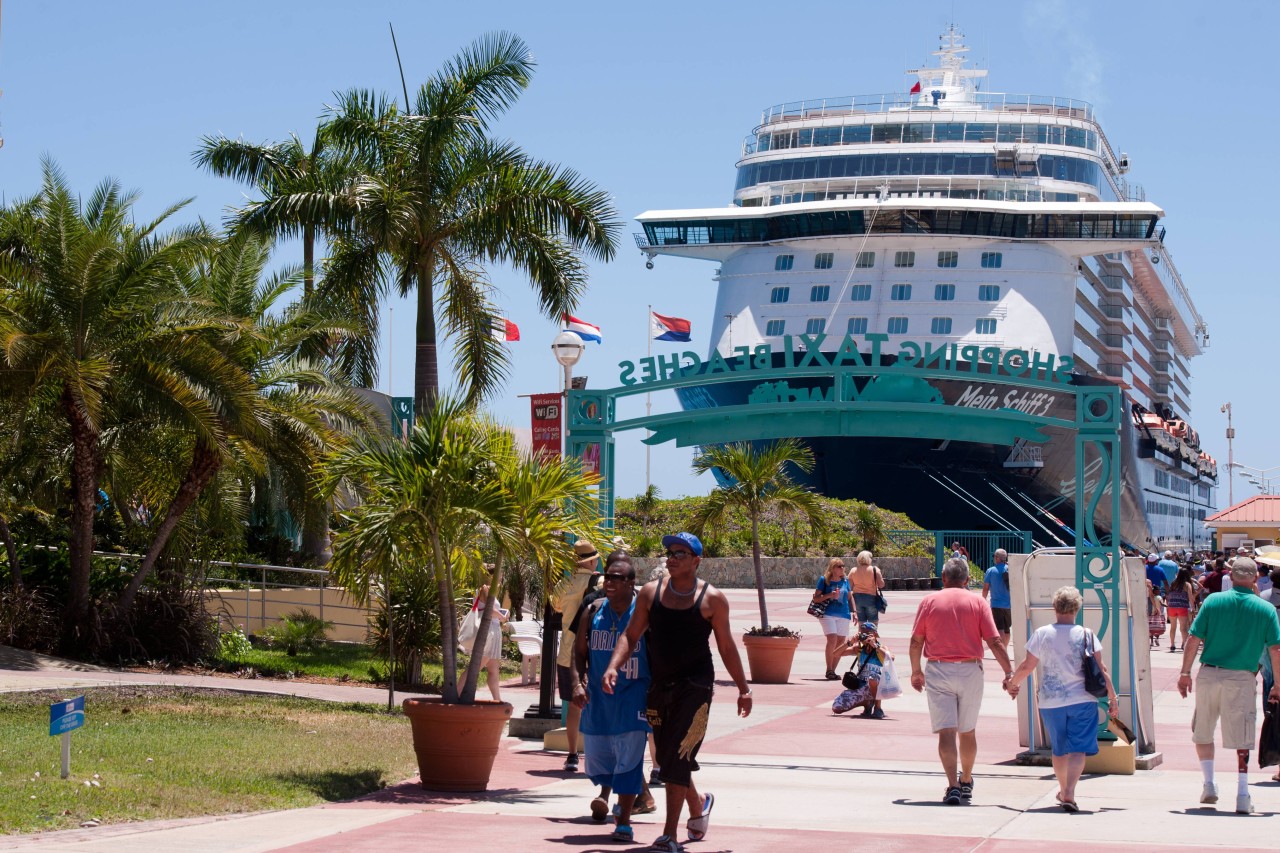 Die „Mein Schiff“ im Hafen der Karibik-Insel St. Maarten.
