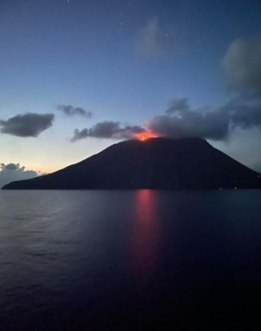 Die sensationelle Aufnahme vom Stromboli teilte die Urlauberin Claudia bei Facebook.