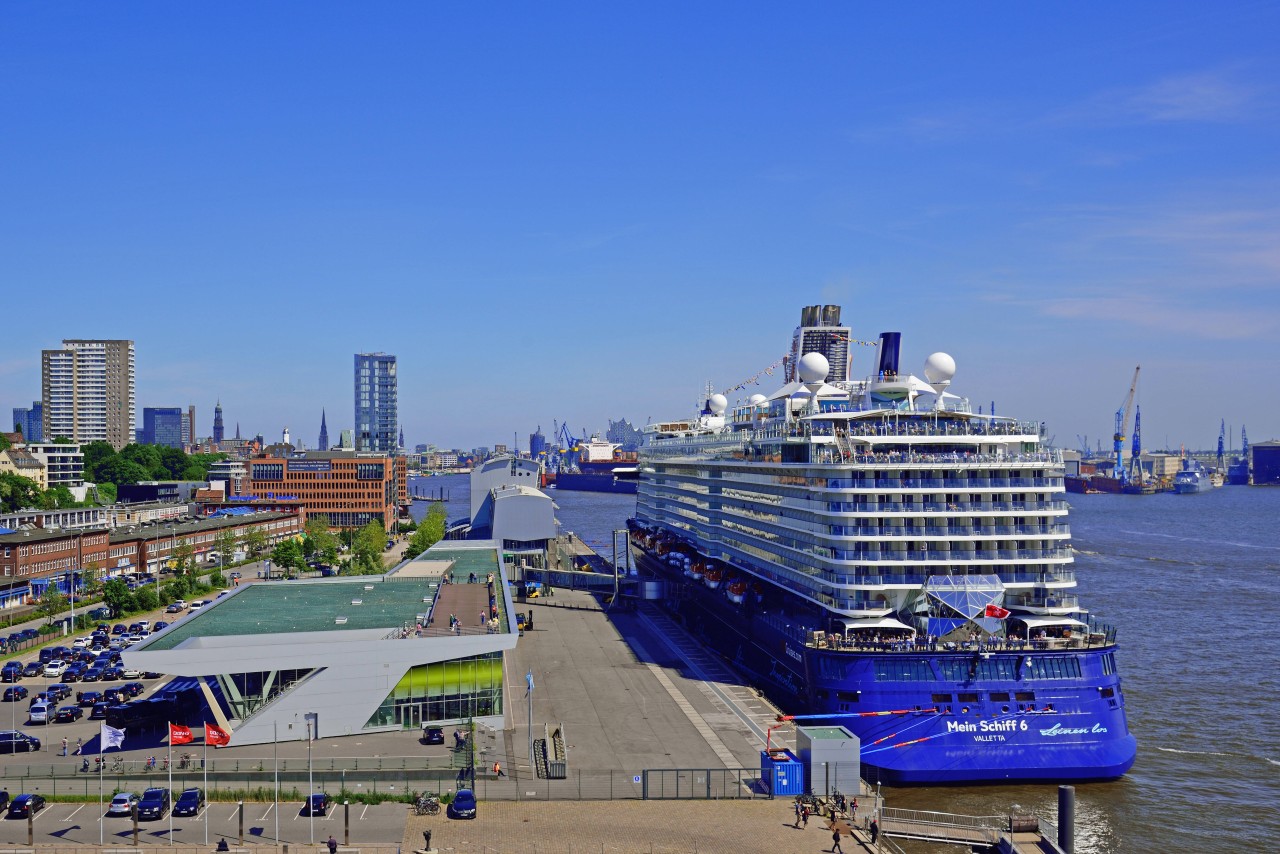 Die „Mein Schiff 6“ am Cruise Terminal in Hamburg-Altona.