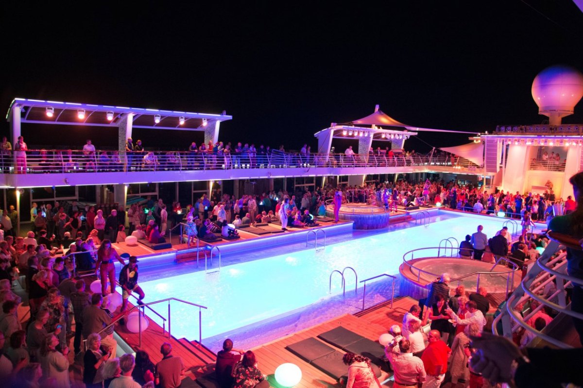 Mein Schiff Tui Cruises Kreuzfahrt Karneval Fasching Event Mallorca Mittelmeer Ibiza Corona Testpflicht