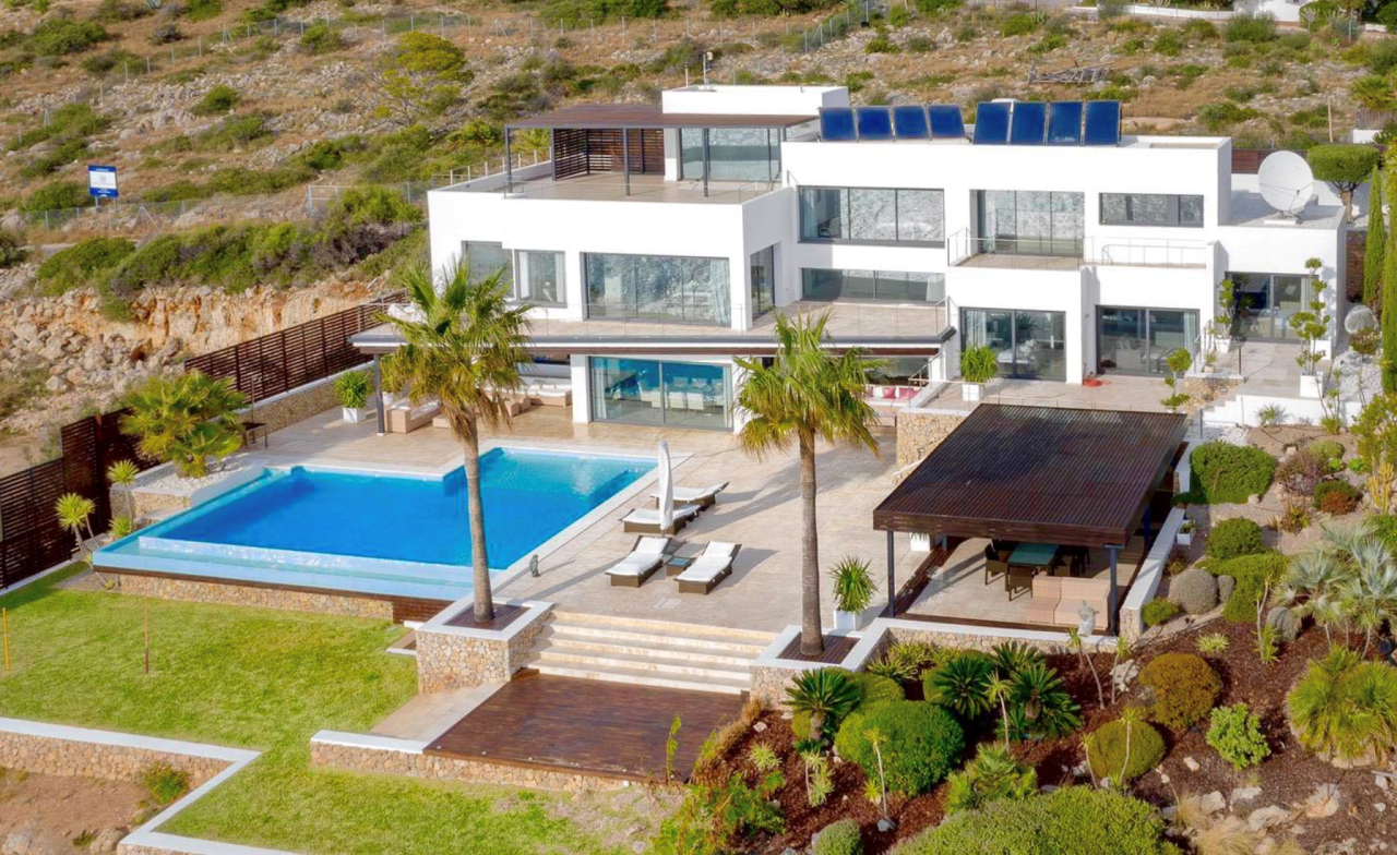 In dieser 12-Millionen-Villa feiert Michael Ammer mit geladenen Gästen auf Mallorca.