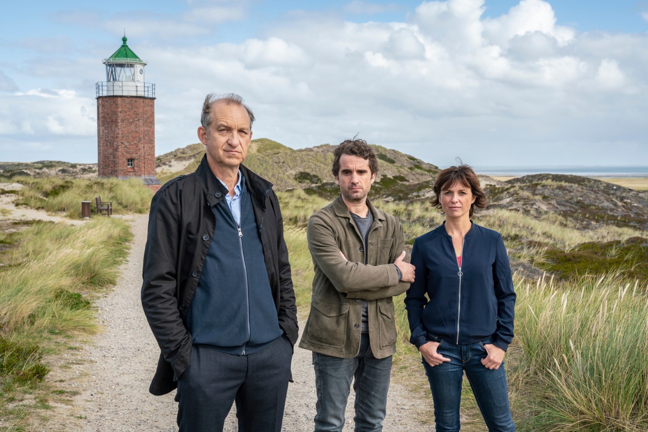 Sylt: „Nord Nord Mord – Sievers sieht Gespenster“ heißt die neue Folge. Von links: Carl Sievers (Peter Heinrich Brix), Hinnerk Feldmann (Oliver Wnuk), Ina Behrendsen (Julia Brendler).