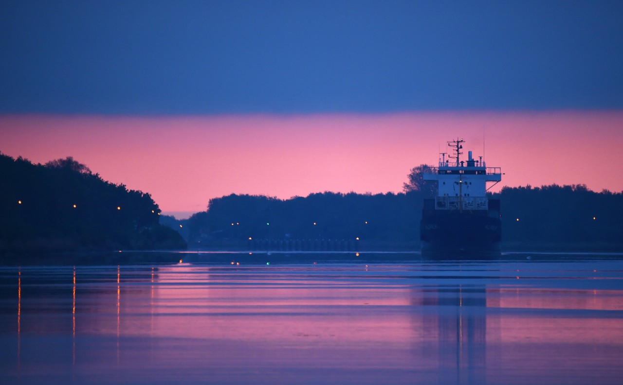 Ein Frachtschiff auf dem Nord-Ostsee-Kanal.