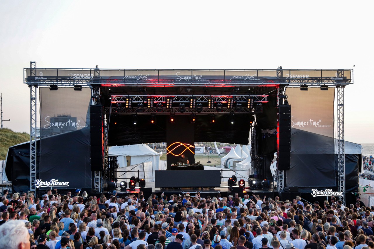 Veranstaltungen wie diese könnte es bald wieder geben: DJ Fritz Kalkbrenner 2019 am Strand von Norderney