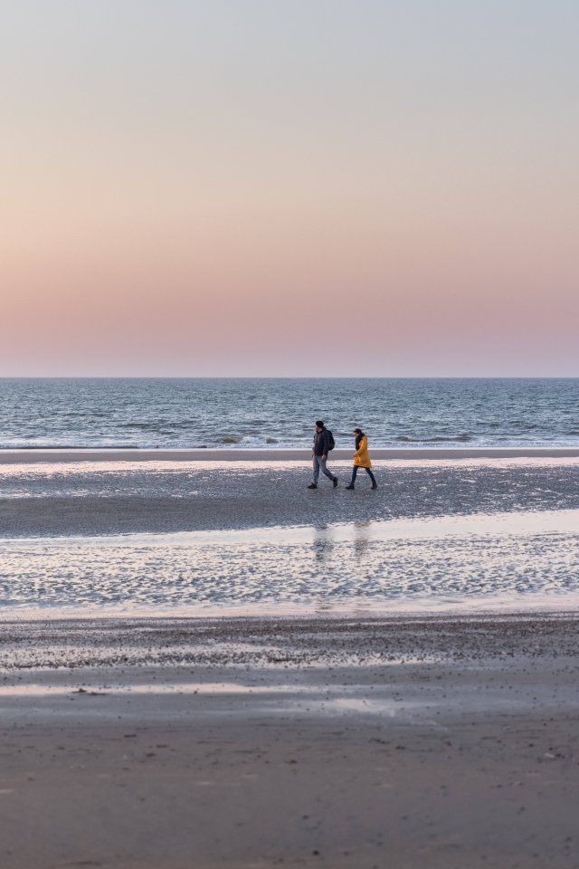 Norderney Frau Strand Seeschlange.jpg