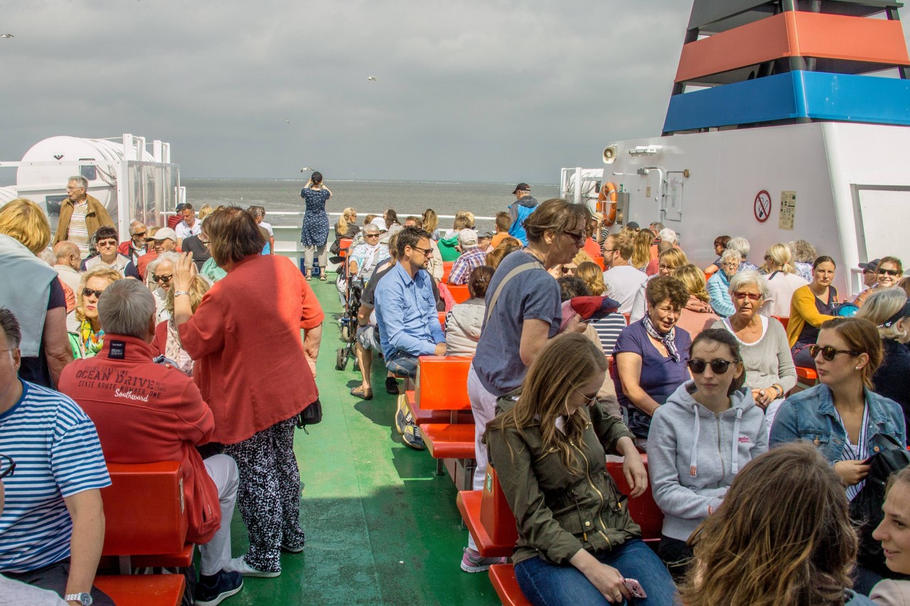 Ein volles Fährschiff nach Norderney vor der Corona-Pandemie.