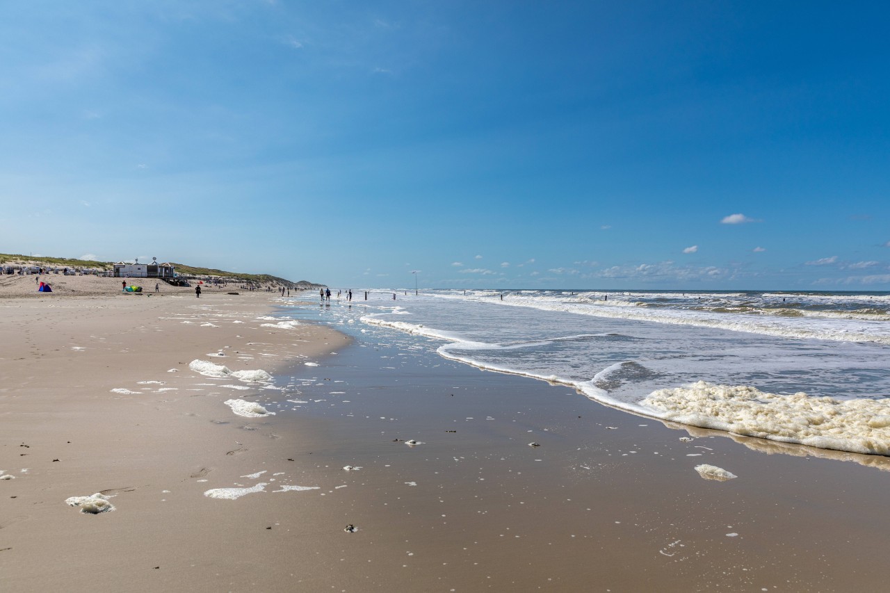 Aus dem Meer wird immer wieder auch Plastik an den Strand gespült. 