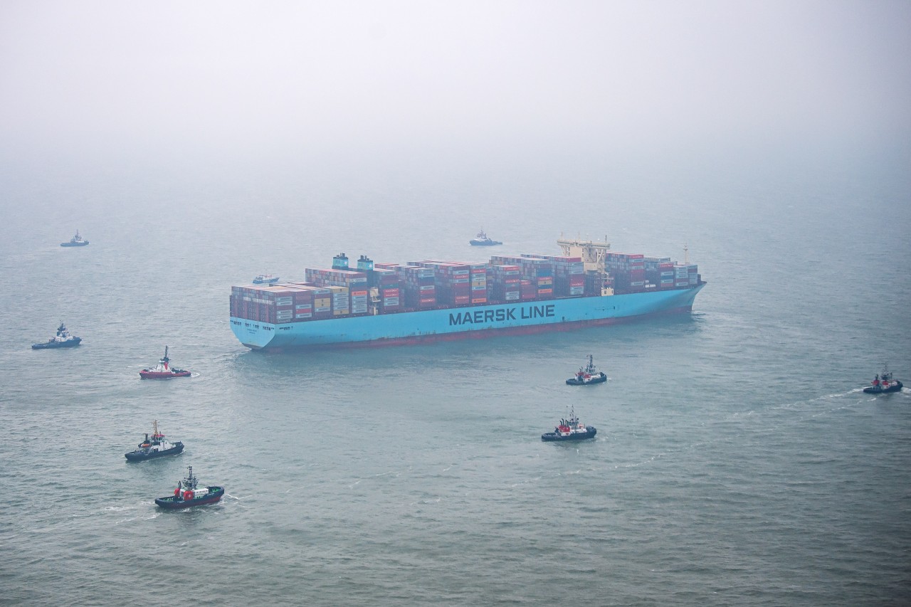 Das voll beladene Containerschiff „Mumbai Maersk“ war vor Wangerooge auf Grund gelaufen.