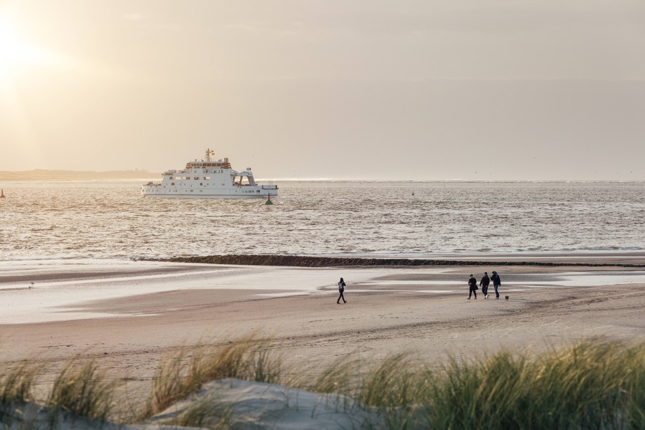 Am Strand von Norddeich mit der Fähre von Norderney. 