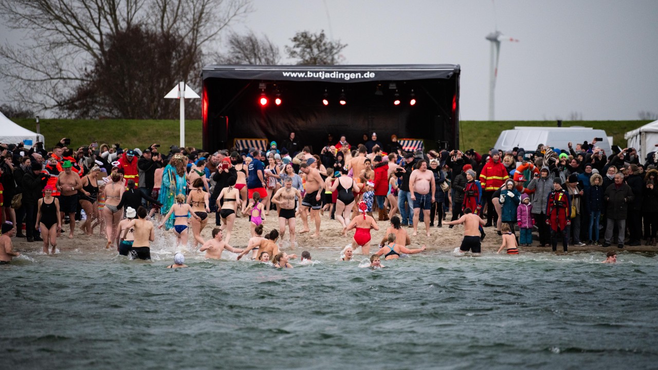 Bei sechs Grad Wassertemperatur in das Wasser der Nordsee hatten die Menschen im Jahr 2019 Spaß und Freude beim traditionellen Anbaden.