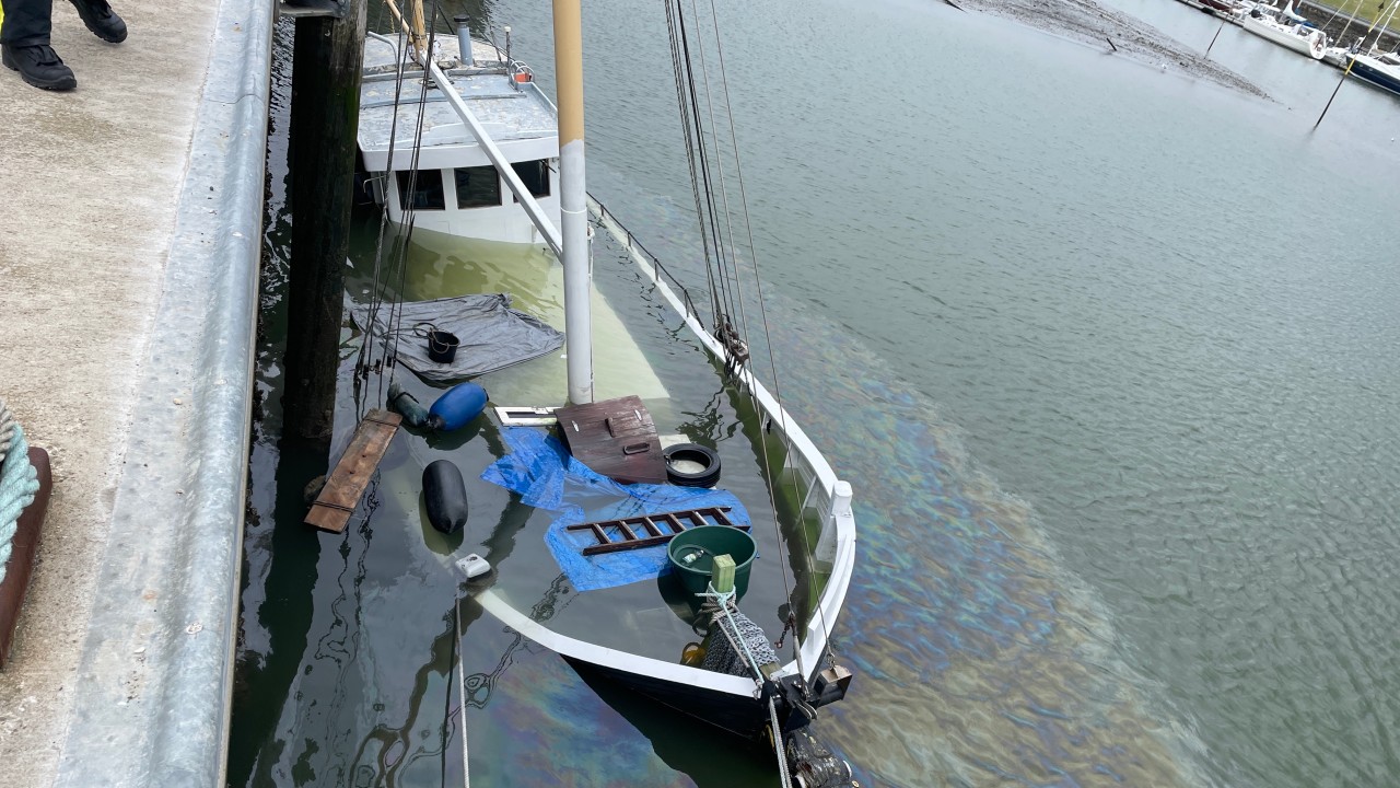 Nordsee: Der gesunkene Kutter im Hafen von Büsum.