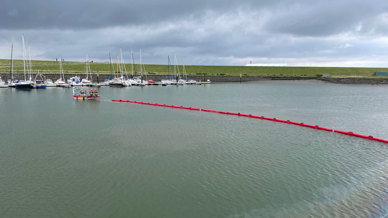 Ölsperren im Hafen von Büsum versuchen die Verschmutzung durch das Öl einzudämmen.